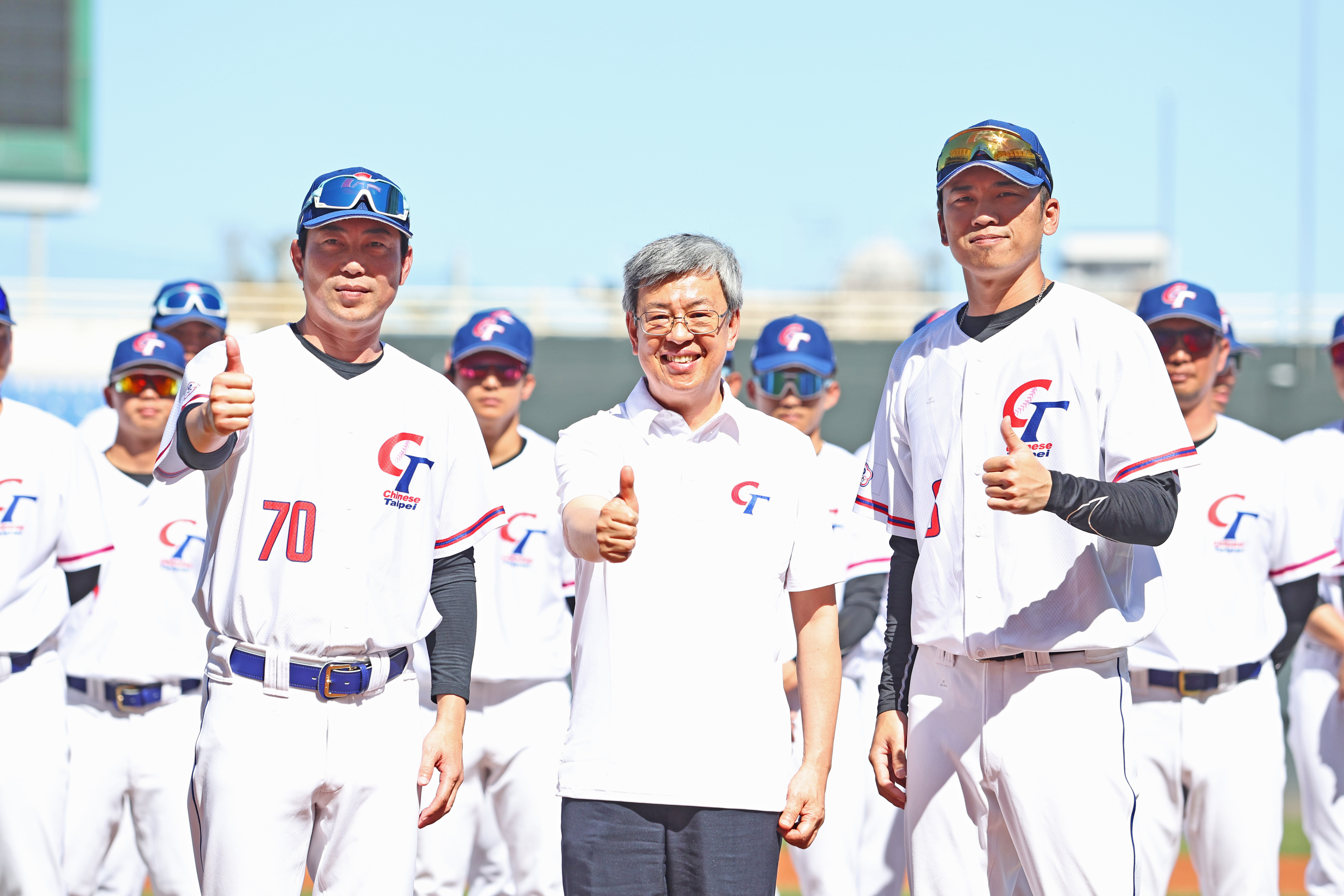 (圖)Premier Chen Chien-jen (middle) in a group photo with Taiwan National Team head baseball coach Lin Yue-ping (left) and captain Wang Wei-chen (right) at the World Baseball Classic (WBC).